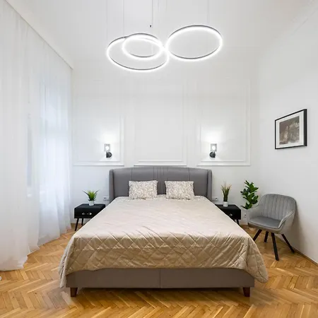 Luxurious 4bedrm 3bathrm W/ Balcony * Budapeszt