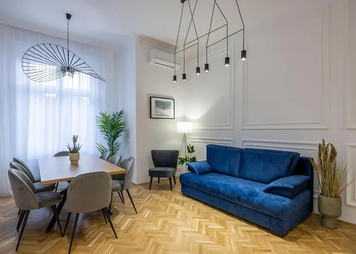 Luxurious 4bedrm 3bathrm W/ Balcony Apartament