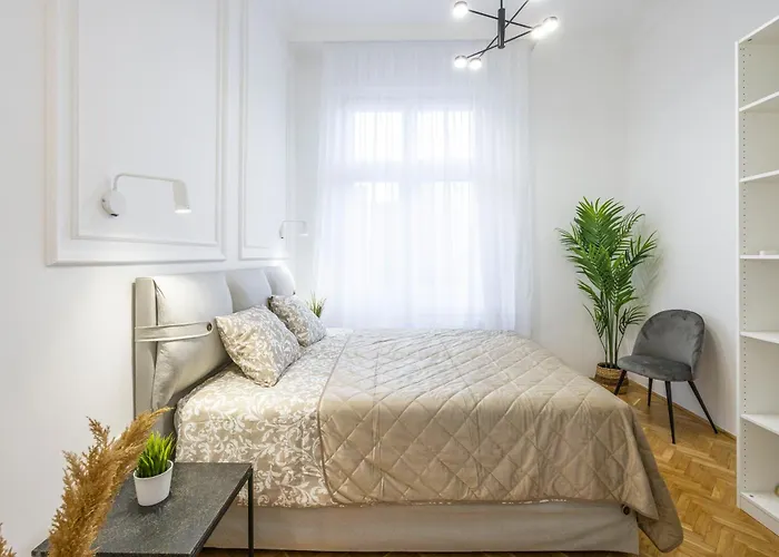 Apartament Luxurious 4bedrm 3bathrm W/ Balcony *