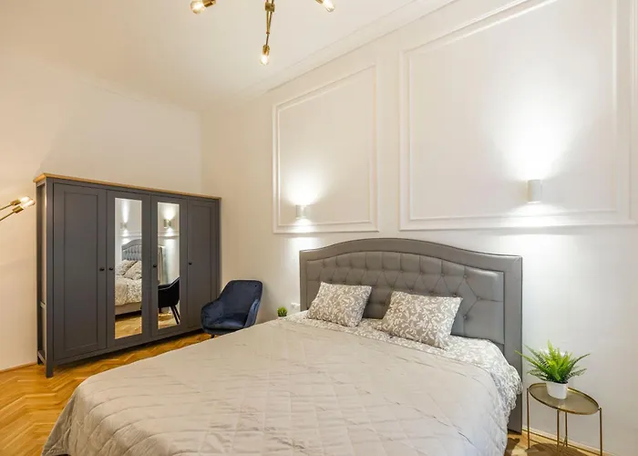 Luxurious 4bedrm 3bathrm W/ Balcony *