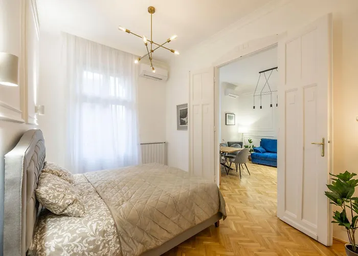 Apartament Luxurious 4bedrm 3bathrm W/ Balcony *