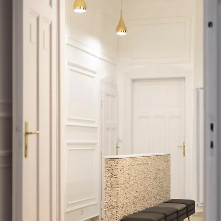 Luxurious 4bedrm 3bathrm W/ Balcony * 布达佩斯