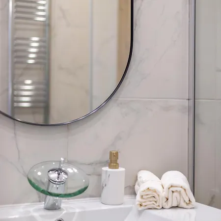 Luxurious 4bedrm 3bathrm W/ Balcony * 布达佩斯