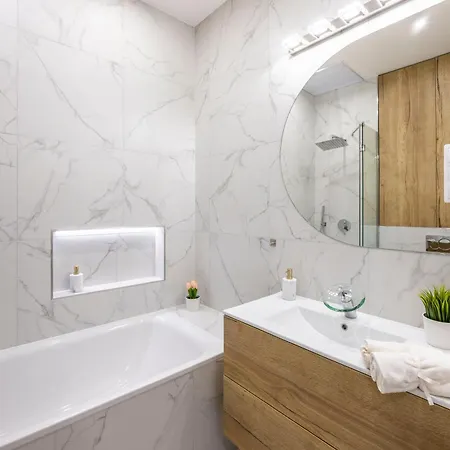 Luxurious 4bedrm 3bathrm W/ Balcony 布达佩斯