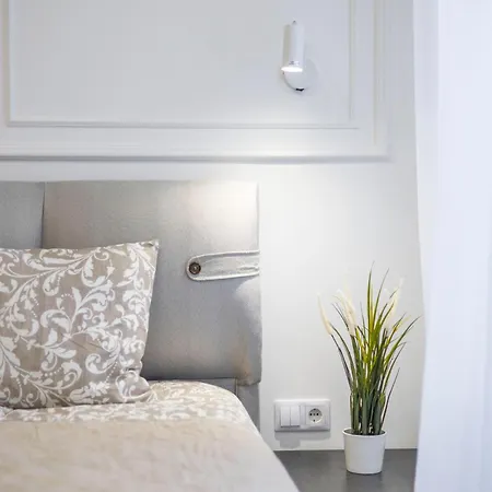 Apartment Luxurious 4bedrm 3bathrm W/ Balcony *