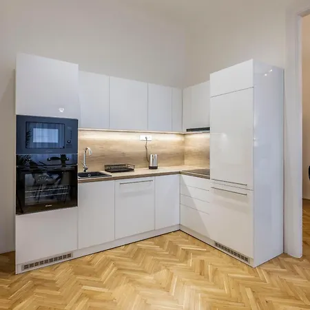 Luxurious 4bedrm 3bathrm W/ Balcony Apartment Budapest