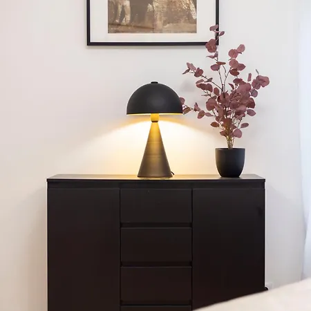 Luxurious 4bedrm 3bathrm W/ Balcony *