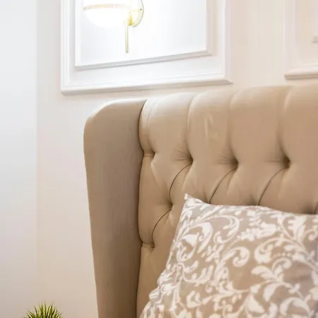 Luxurious 4bedrm 3bathrm W/ Balcony Apartment *