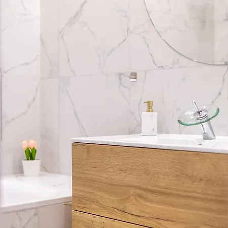 Luxurious 4bedrm 3bathrm W/ Balcony Budapešť