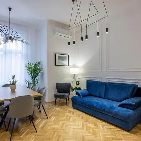 Luxurious 4bedrm 3bathrm W/ Balcony Apartmán