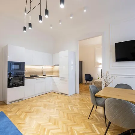 Luxurious 4bedrm 3bathrm W/ Balcony