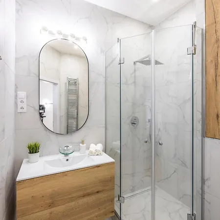 Apartment Luxurious 4bedrm 3bathrm W/ Balcony Budapest