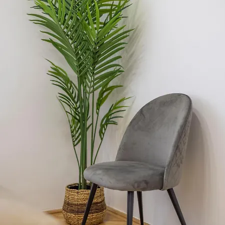 Apartment Luxurious 4bedrm 3bathrm W/ Balcony *