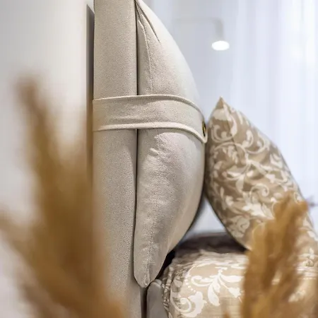 Luxurious 4bedrm 3bathrm W/ Balcony Apartment Budapest