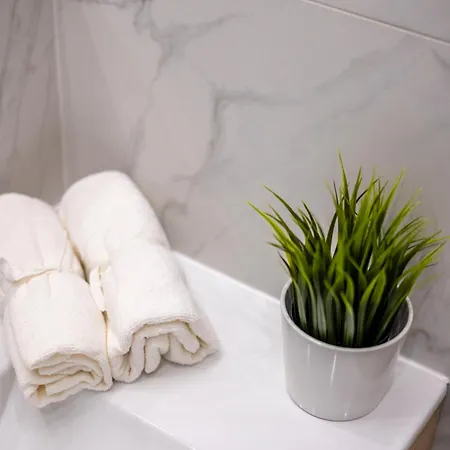 Luxurious 4bedrm 3bathrm W/ Balcony