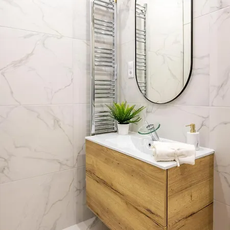 Luxurious 4bedrm 3bathrm W/ Balcony *