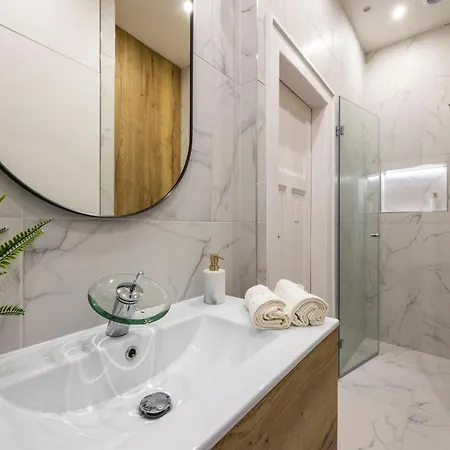 Luxurious 4bedrm 3bathrm W/ Balcony Budapest