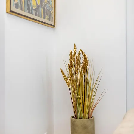 Luxurious 4bedrm 3bathrm W/ Balcony Apartment