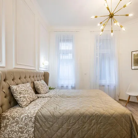 Luxurious 4bedrm 3bathrm W/ Balcony Apartment *