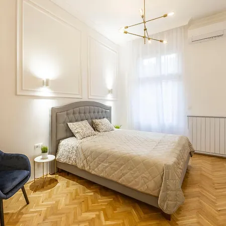 Luxurious 4bedrm 3bathrm W/ Balcony Apartamento Budapest