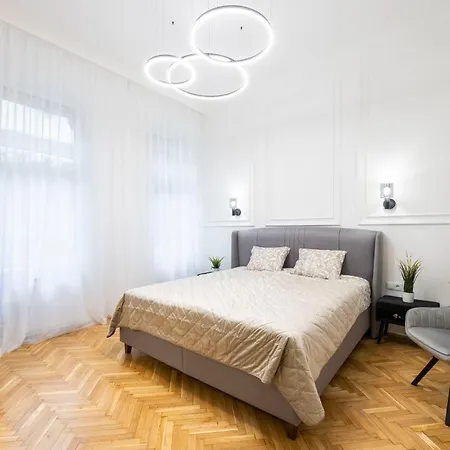Luxurious 4bedrm 3bathrm W/ Balcony * Budapest