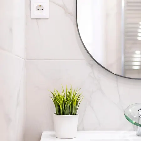 Luxurious 4bedrm 3bathrm W/ Balcony Budapest