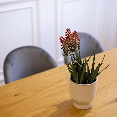 Luxurious 4bedrm 3bathrm W/ Balcony *