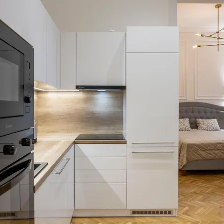 Luxurious 4bedrm 3bathrm W/ Balcony *