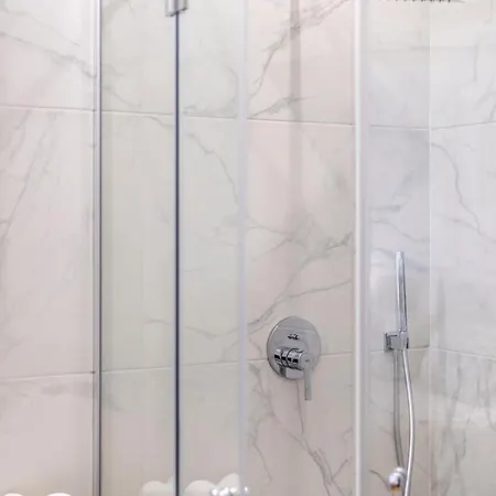 Luxurious 4bedrm 3bathrm W/ Balcony Apartment *