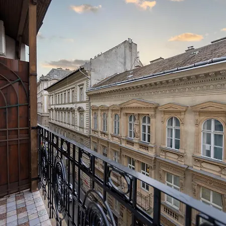 Luxurious 4bedrm 3bathrm W/ Balcony Apartment Budapest