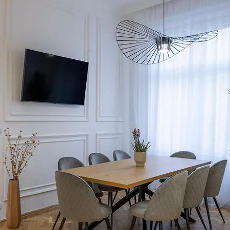 Luxurious 4bedrm 3bathrm W/ Balcony Budapest