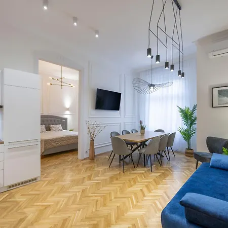 Apartment Luxurious 4bedrm 3bathrm W/ Balcony *