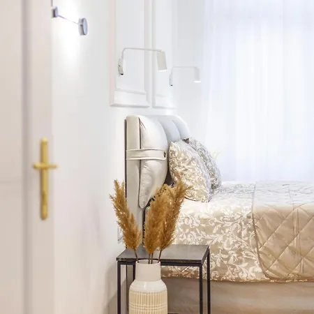Luxurious 4bedrm 3bathrm W/ Balcony *