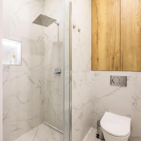 Luxurious 4bedrm 3bathrm W/ Balcony