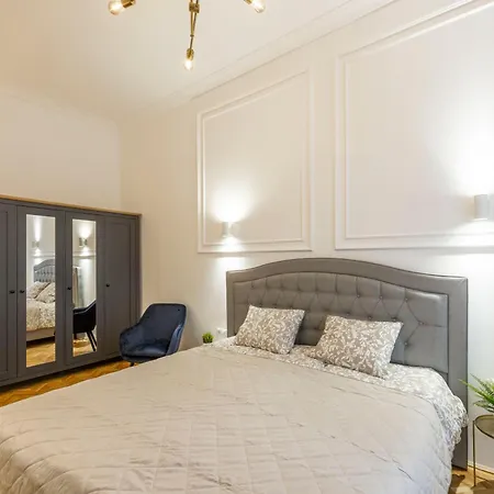 Luxurious 4bedrm 3bathrm W/ Balcony *