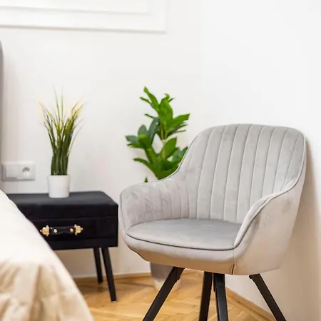 Apartment Luxurious 4bedrm 3bathrm W/ Balcony