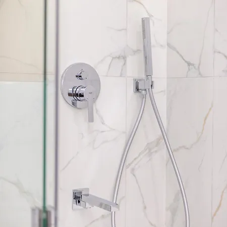 Luxurious 4bedrm 3bathrm W/ Balcony *