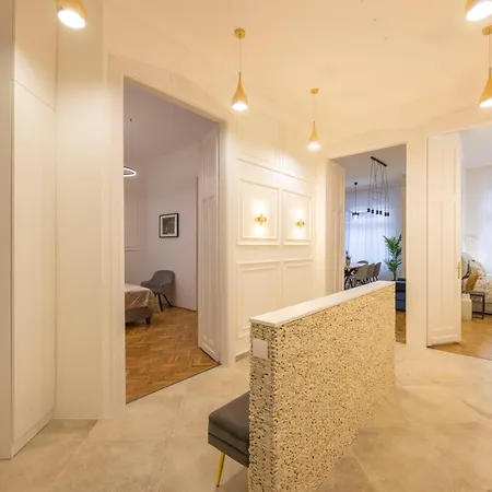 Luxurious 4bedrm 3bathrm W/ Balcony