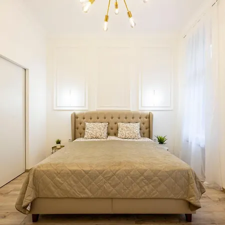 Luxurious 4bedrm 3bathrm W/ Balcony *