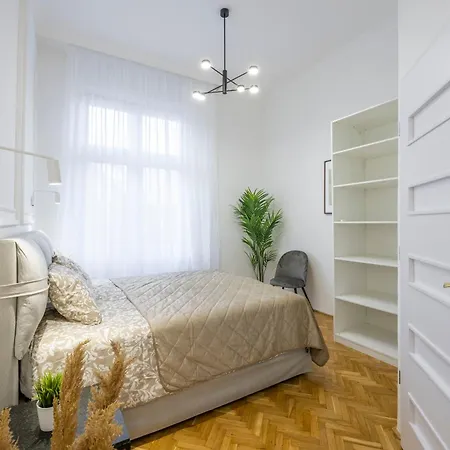 Luxurious 4bedrm 3bathrm W/ Balcony Apartment Budapest