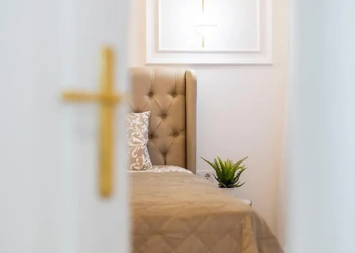 Luxurious 4bedrm 3bathrm W/ Balcony * Budapest