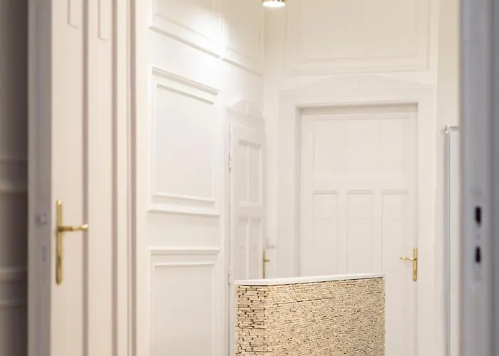 Luxurious 4bedrm 3bathrm W/ Balcony * Budapest