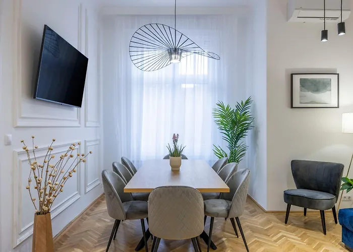 Luxurious 4bedrm 3bathrm W/ Balcony Apartment Budapest