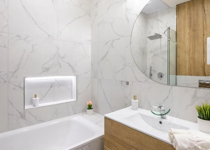 Luxurious 4bedrm 3bathrm W/ Balcony Budapest