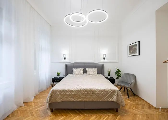 Luxurious 4bedrm 3bathrm W/ Balcony * Budapest
