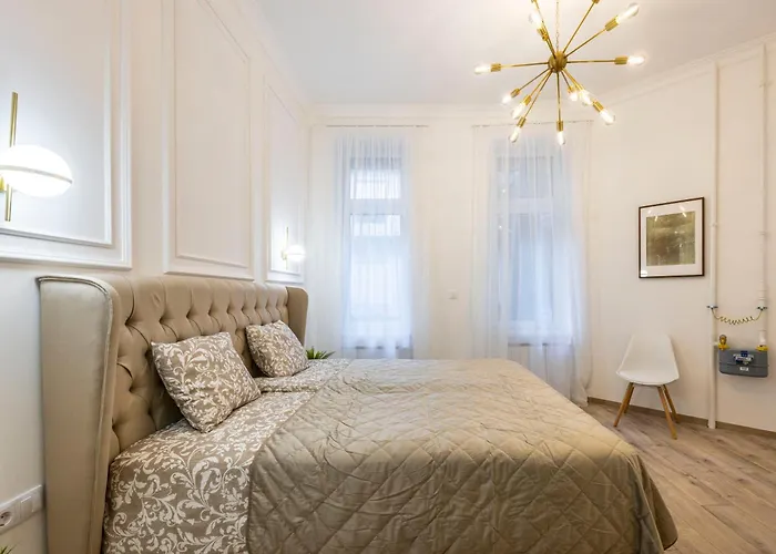Luxurious 4bedrm 3bathrm W/ Balcony Appartement *