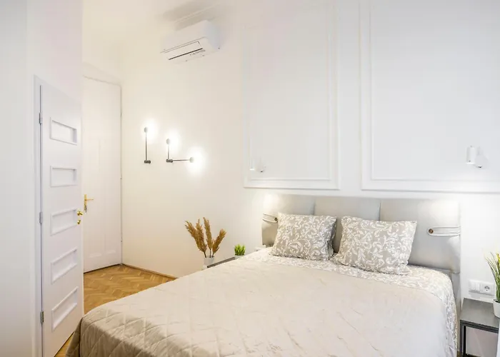 Luxurious 4bedrm 3bathrm W/ Balcony Budapest
