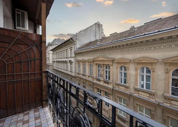Luxurious 4bedrm 3bathrm W/ Balcony Appartement Budapest