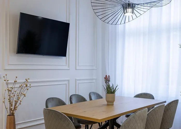 Luxurious 4bedrm 3bathrm W/ Balcony Budapest