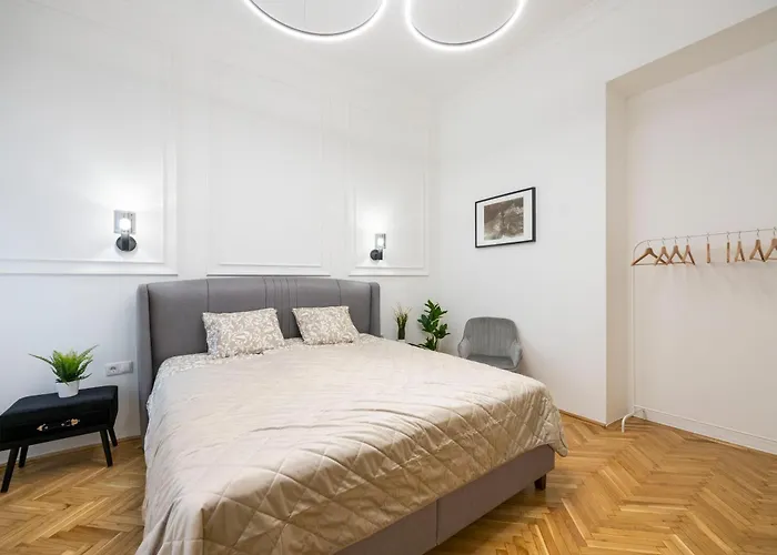 Luxurious 4bedrm 3bathrm W/ Balcony * Budapest